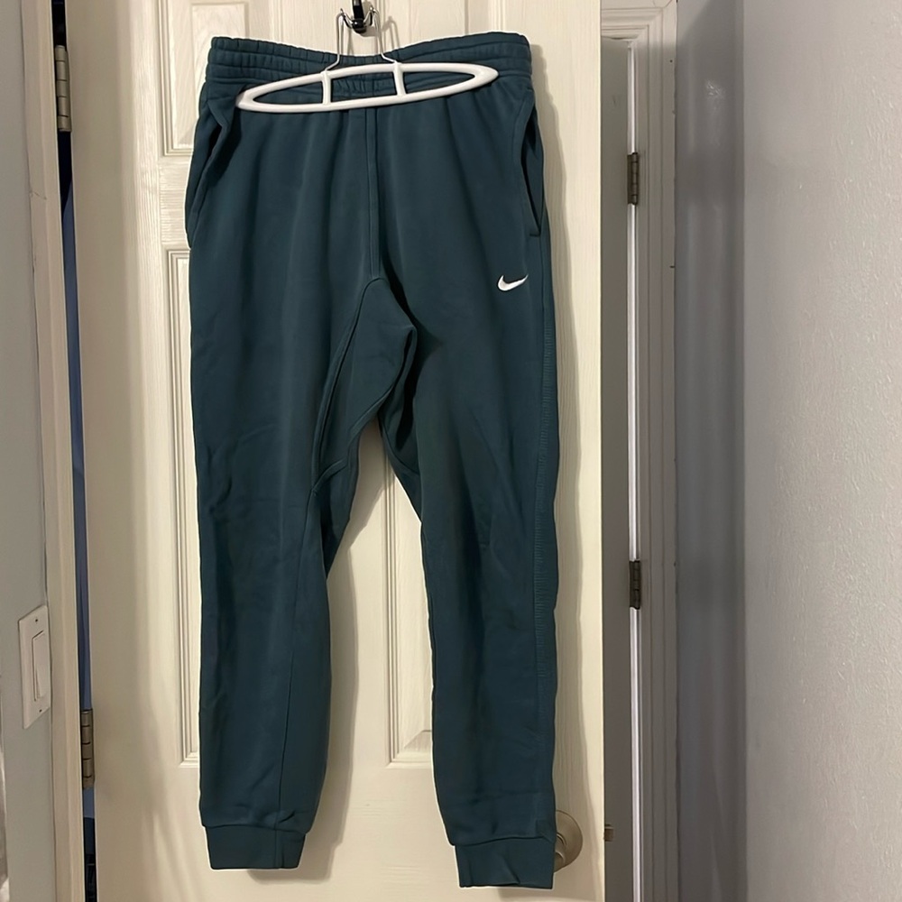 Men’s Nike sweatpants.